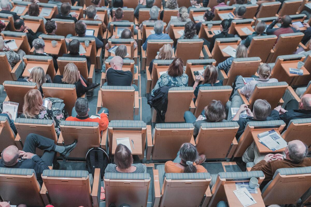 Alunos assistindo aula.