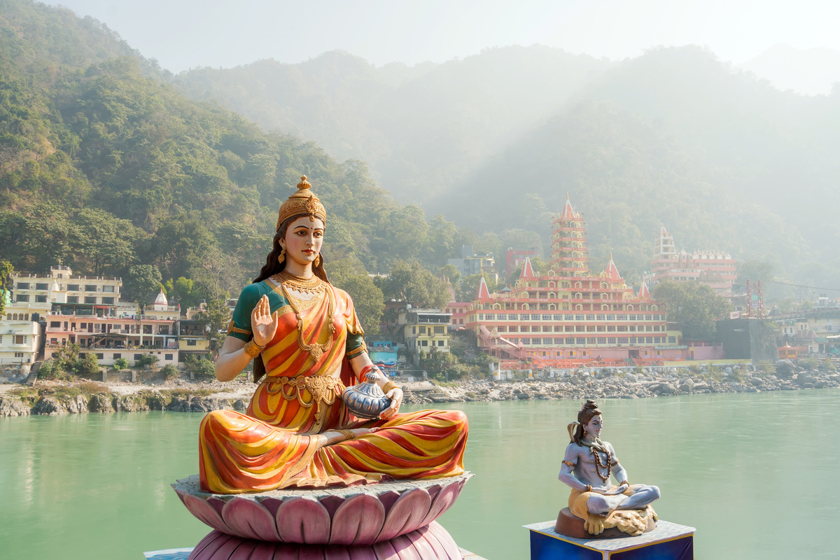 Estátua de Shiva e Shakti em rio