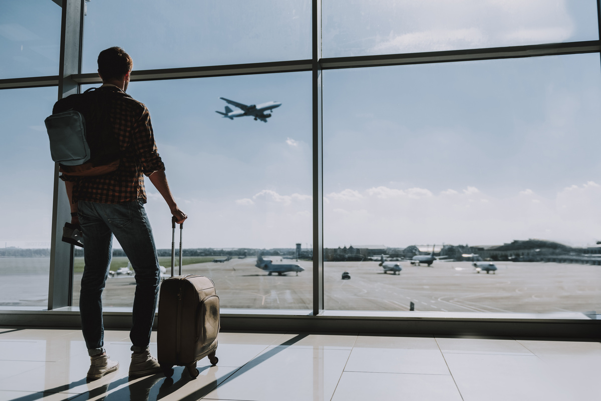 Homem observando avião.