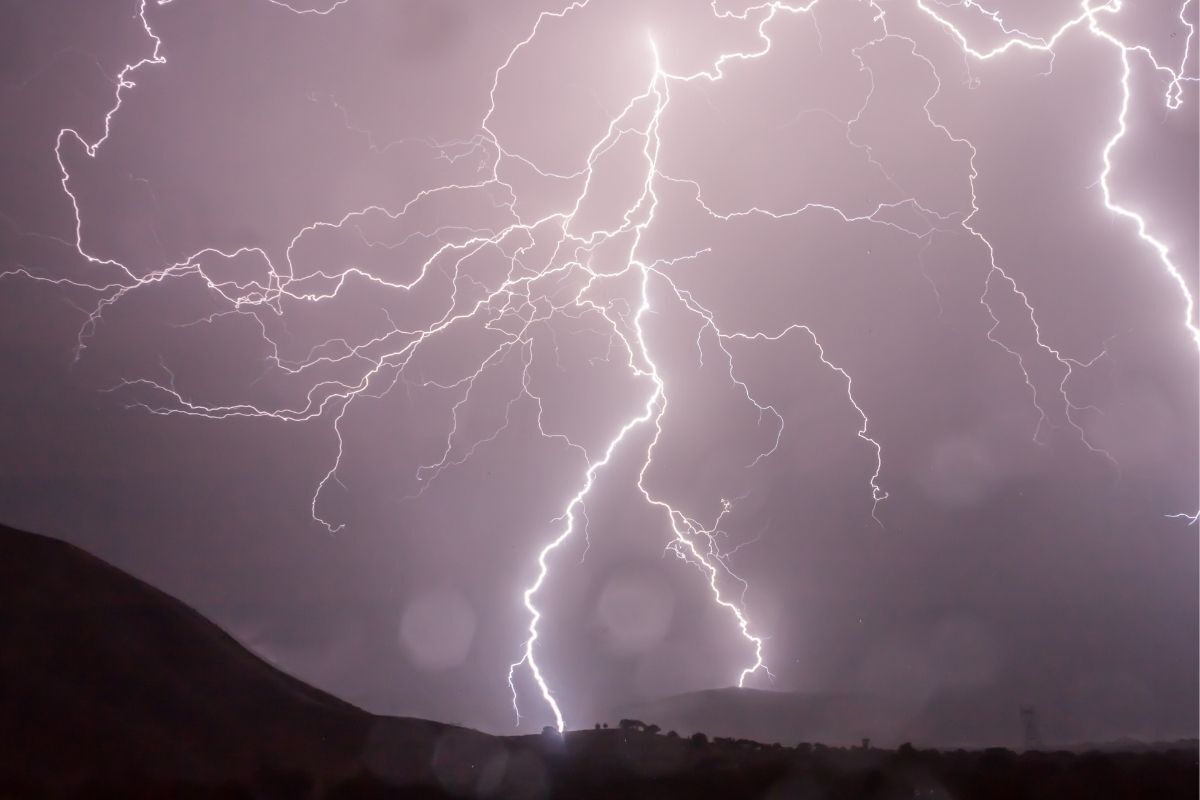 Relâmpago no céu.