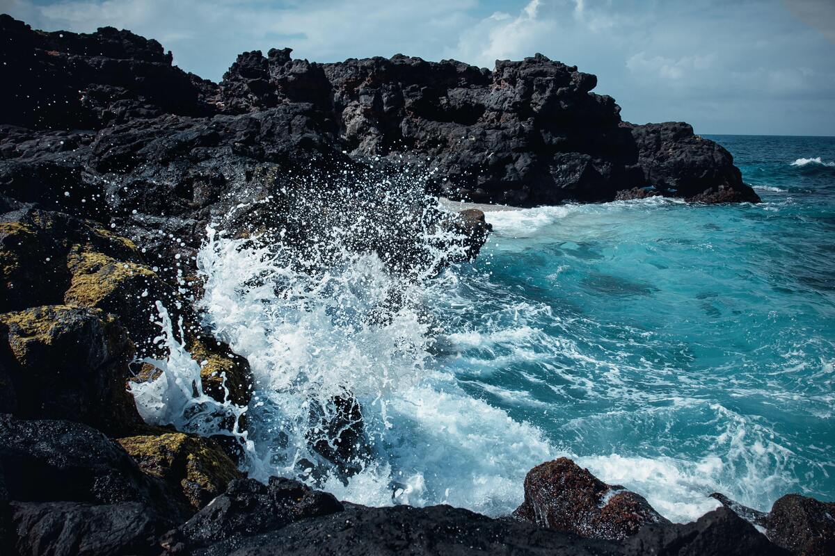 Ondas estourando nas pedras.