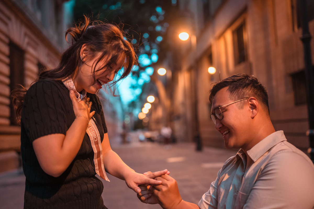 Homem fazendo pedido de casamento para mulher na rua