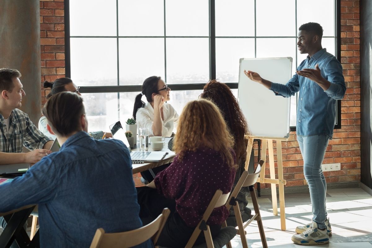 O melancólico como líder: foto de uma pessoa apresentando um projeto para os colegas de trabalho.