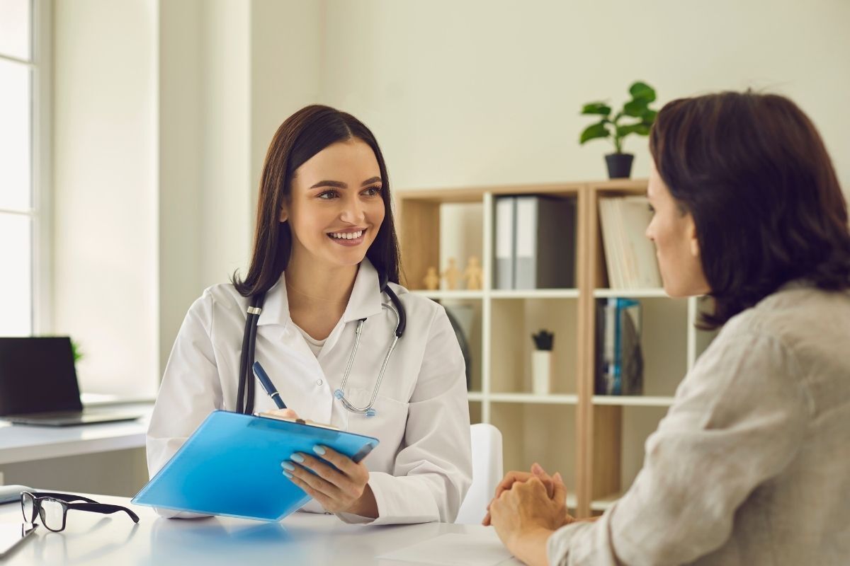 Mulher em uma consulta com uma médica