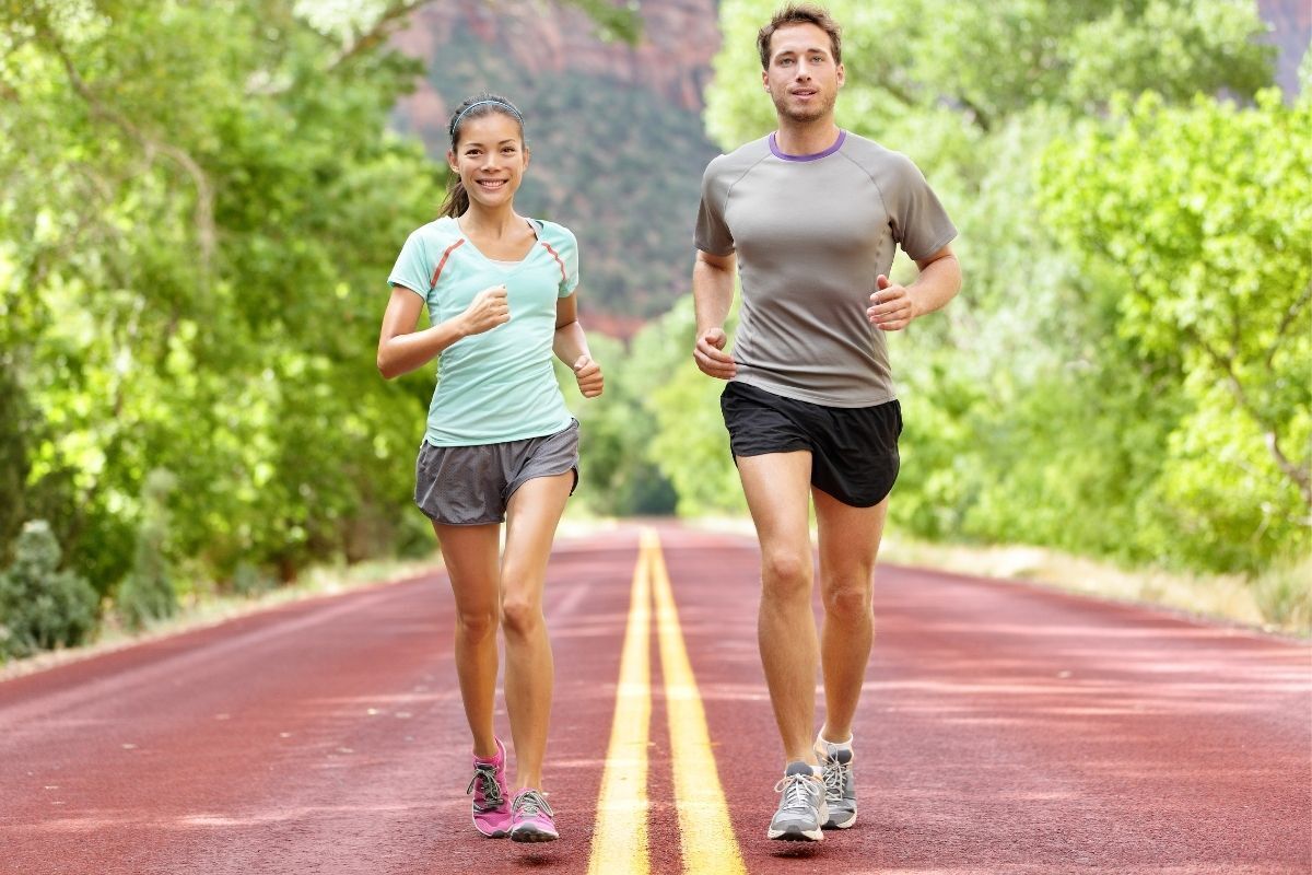 Casal praticando esportes correndo