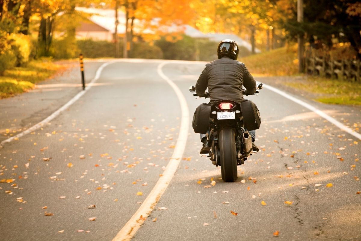 Motociclista na estrada 