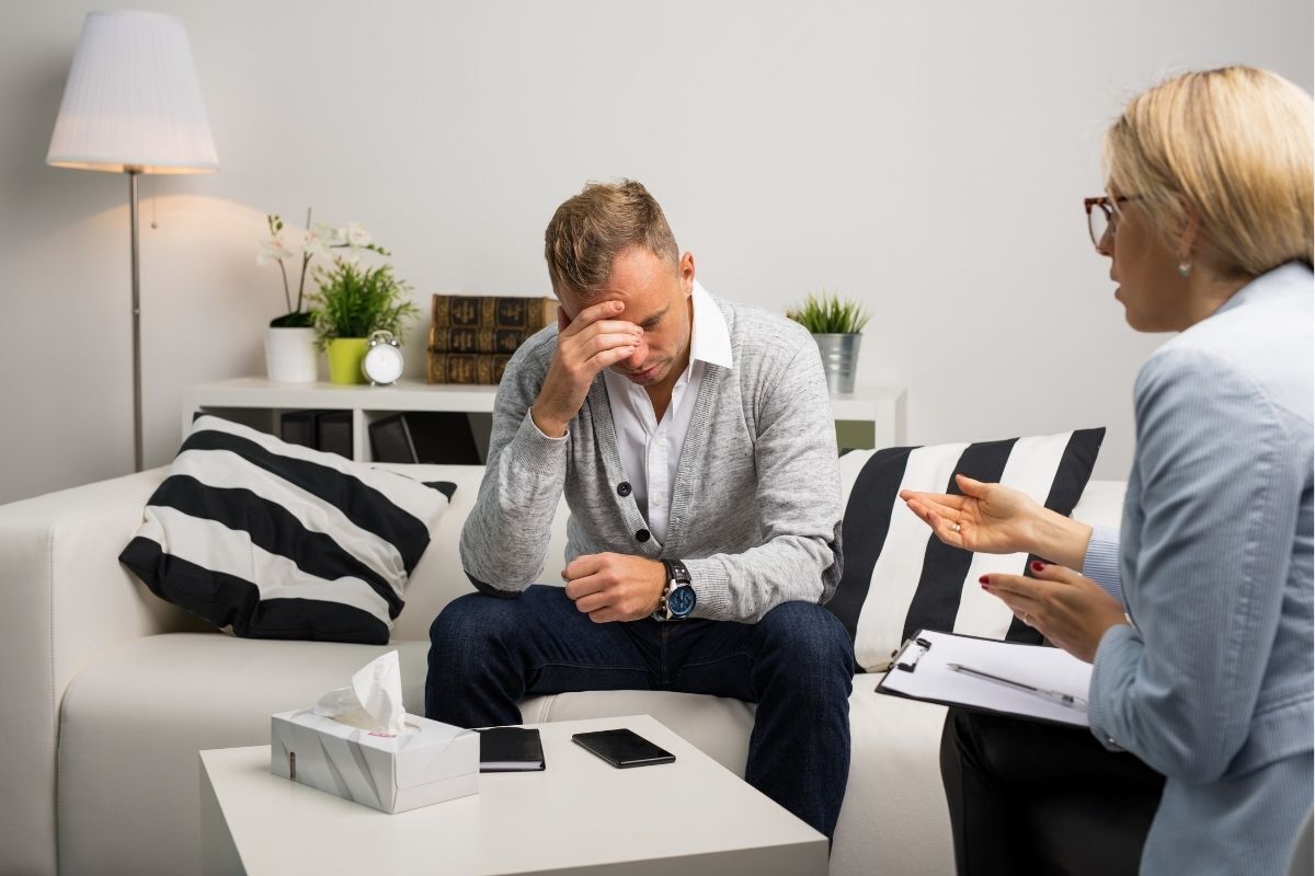 Homem em uma consulta com uma psiquiatra