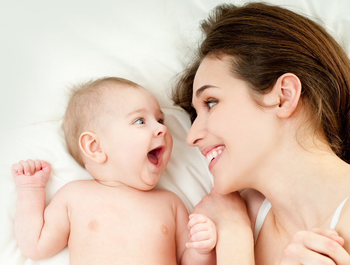 Mãe e bebê sorrindo.