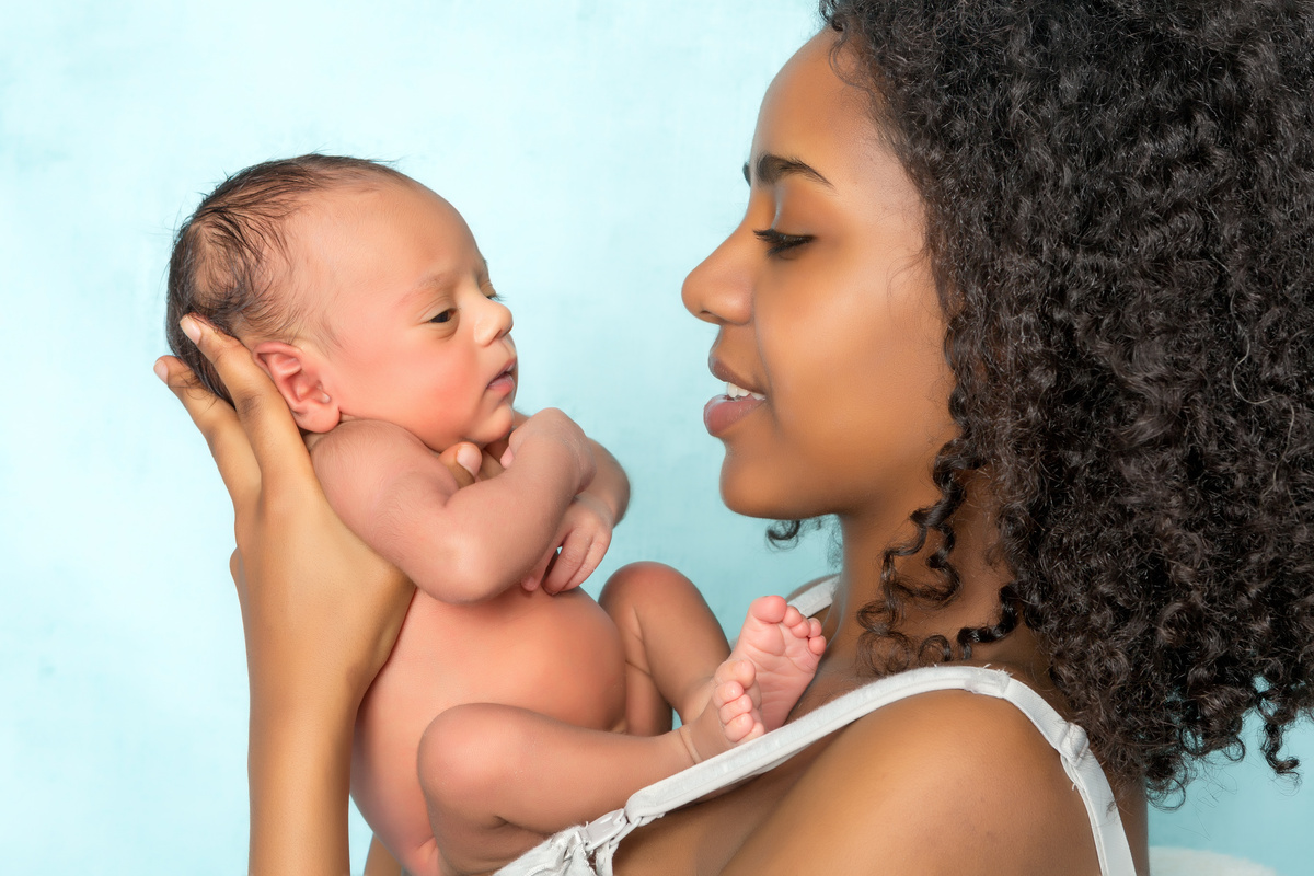 Mãe segurando filho.