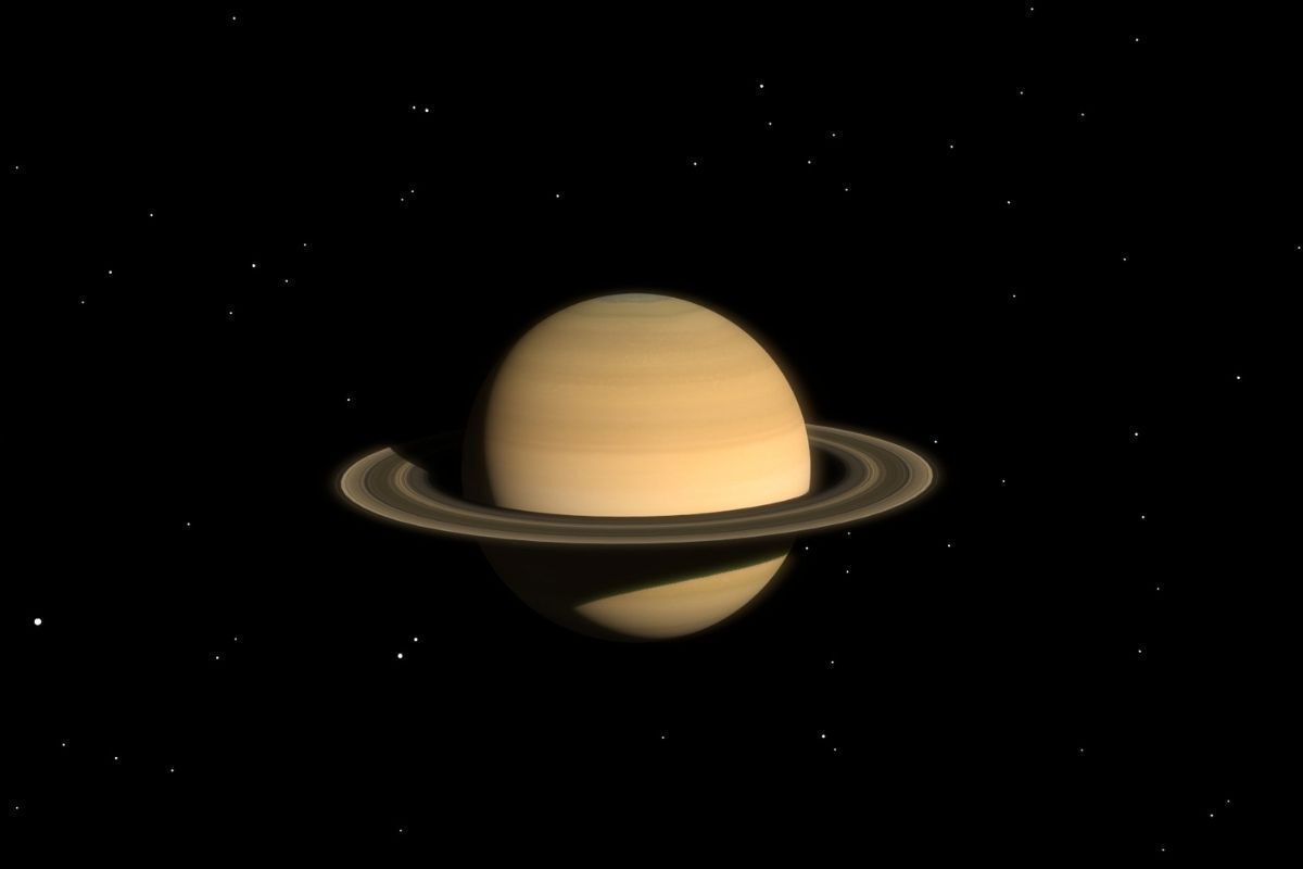 Planeta Saturno no céu.