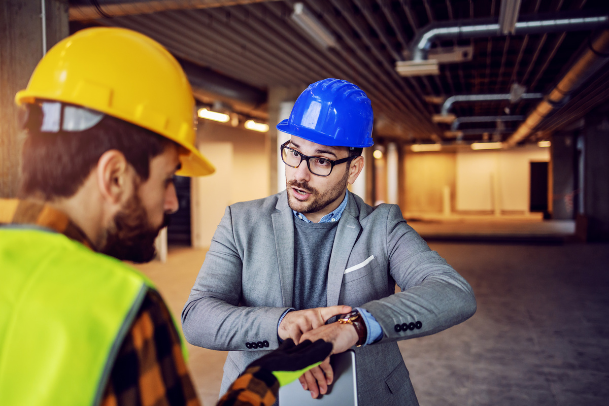 Homem sofrendo pressão psicológica no trabalho