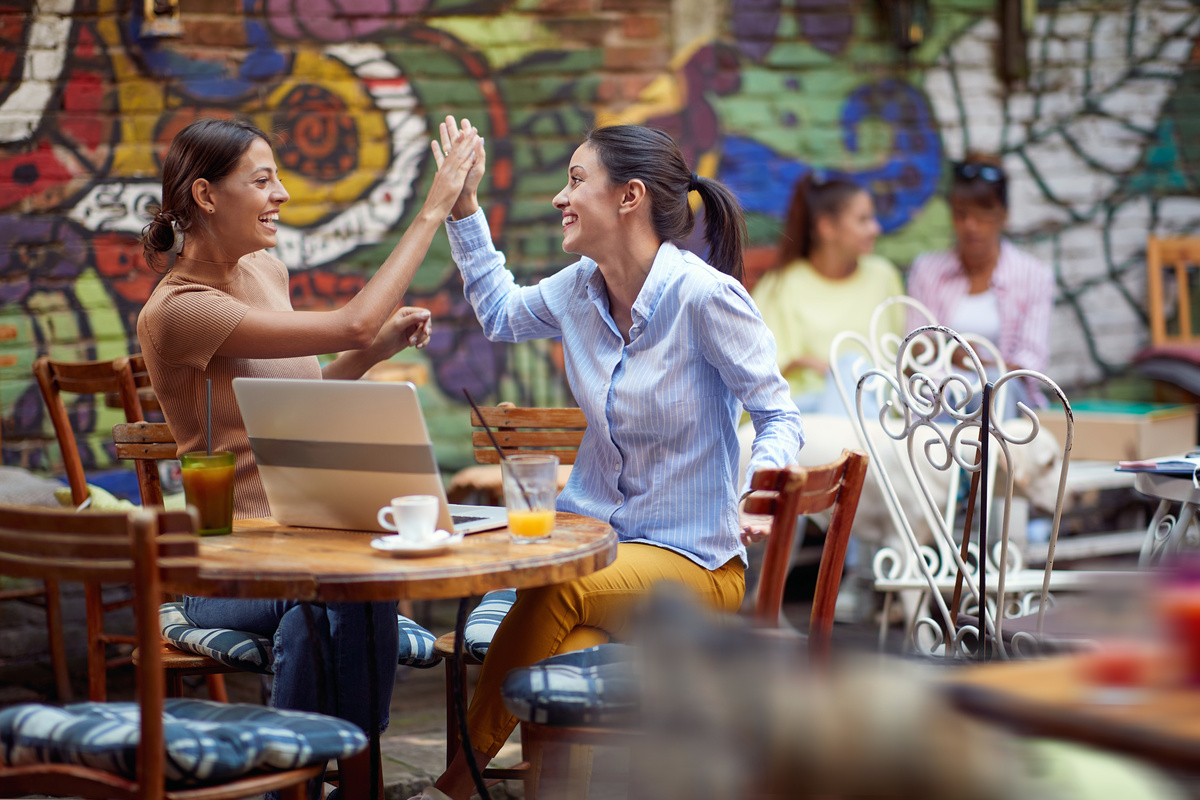 Amigas conversando em um café