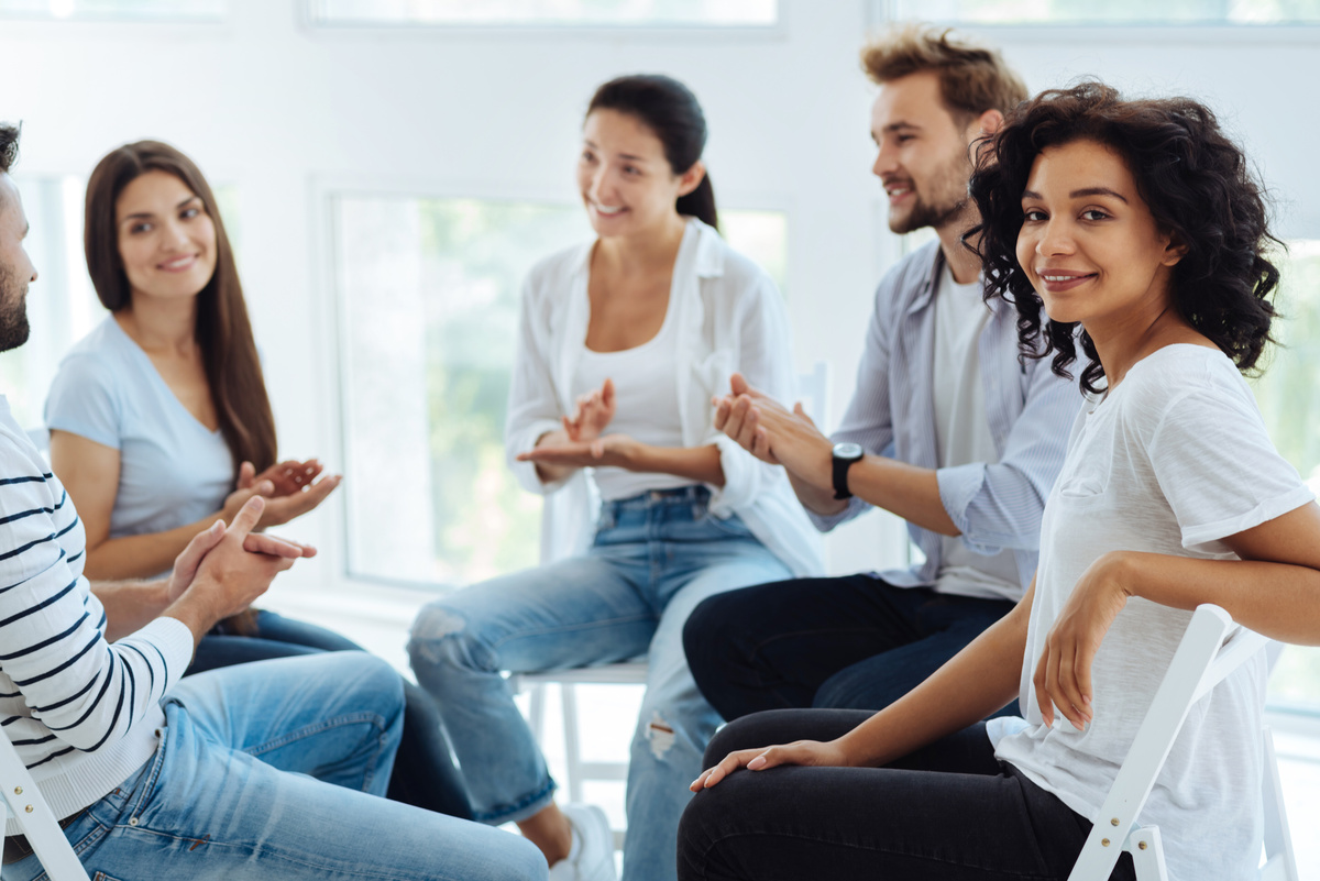 Pessoas numa roda conversando