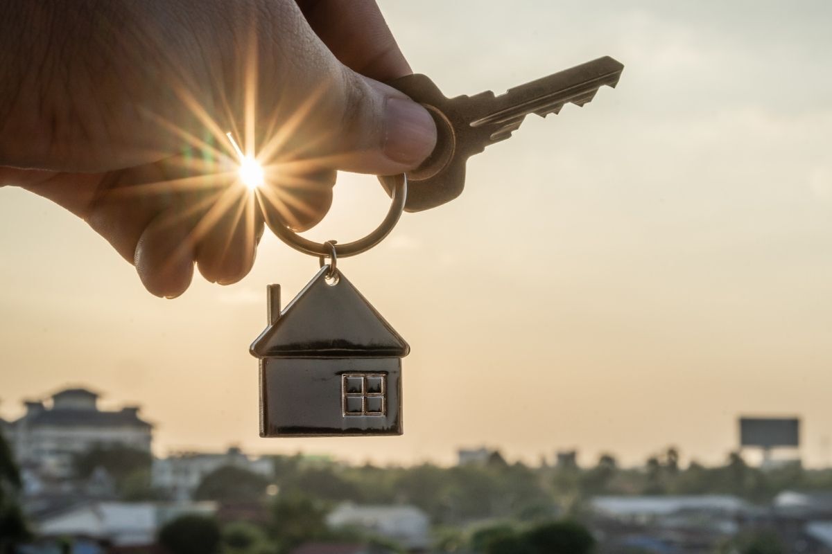 Chave de uma casa nova nas mãos de uma pessoa