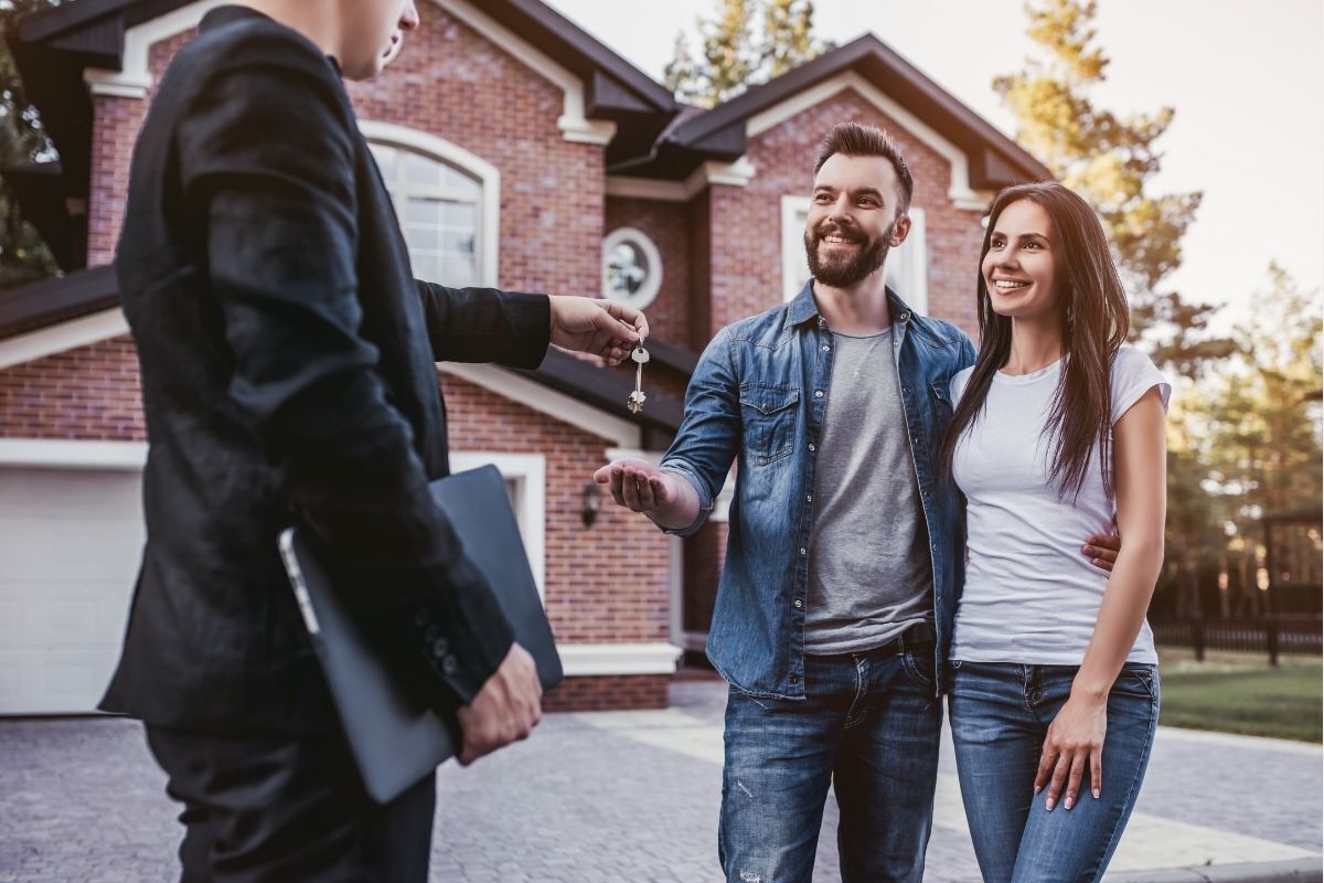 Casal comprando uma casa