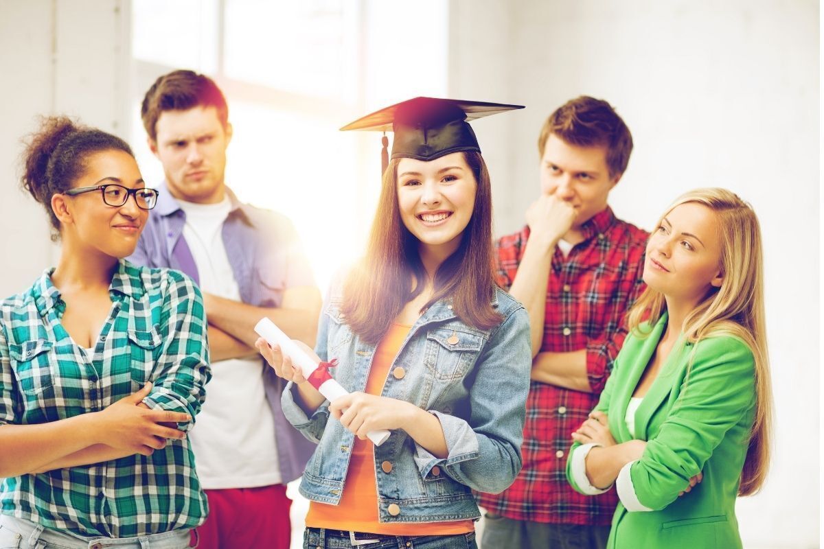 Amigos invejosos da amiga formada na universidade