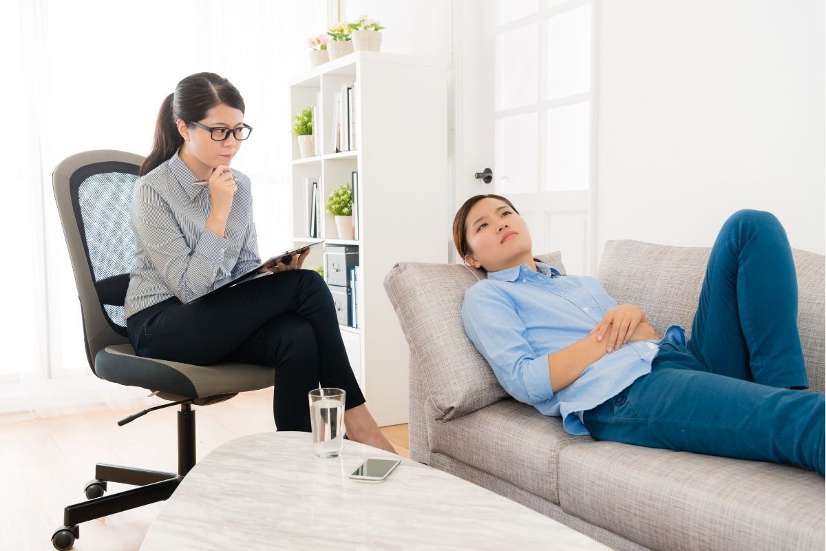 Mulher em consulta com sua psicóloga