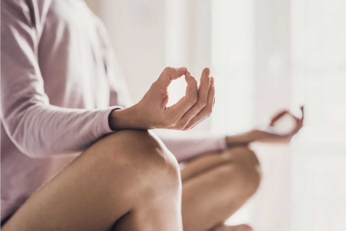 Mulher meditando