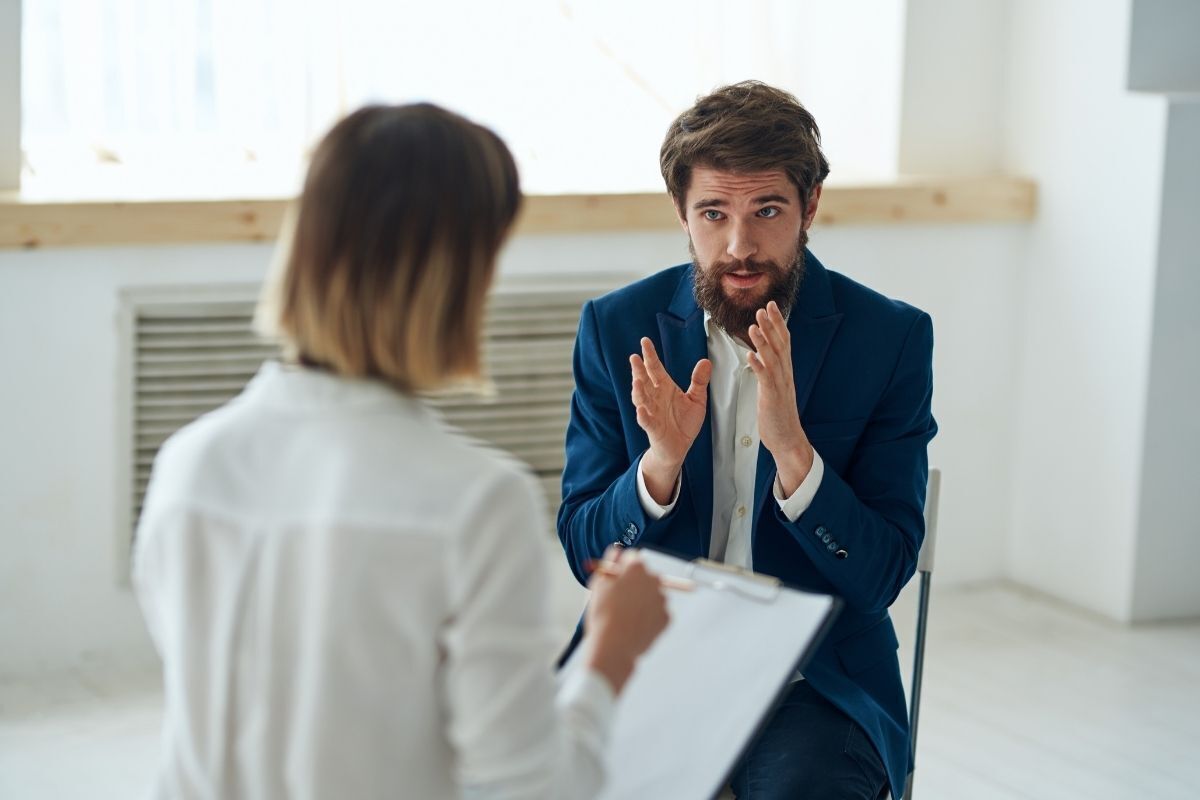 Homem consultando uma psicóloga