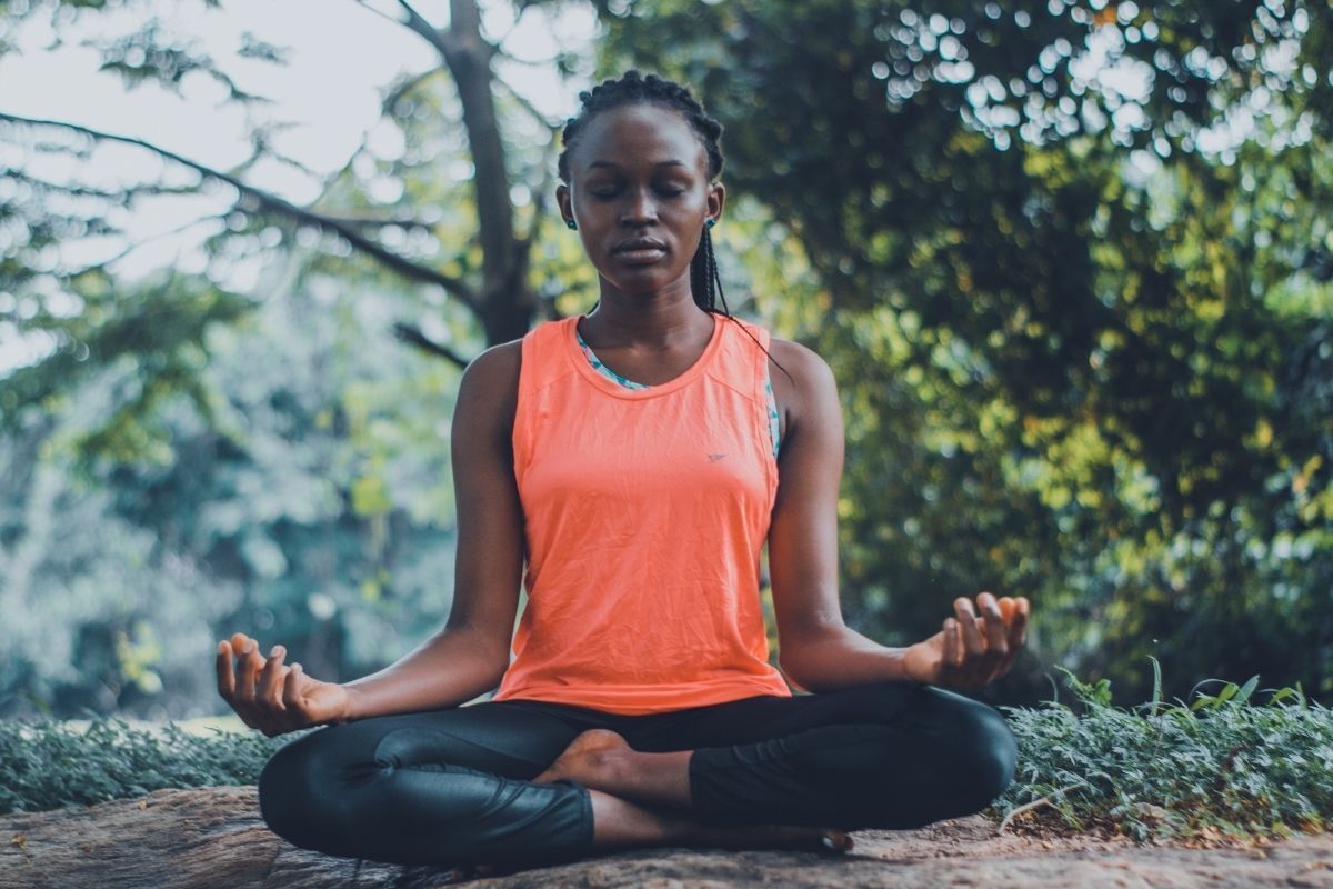 Mulher meditando.