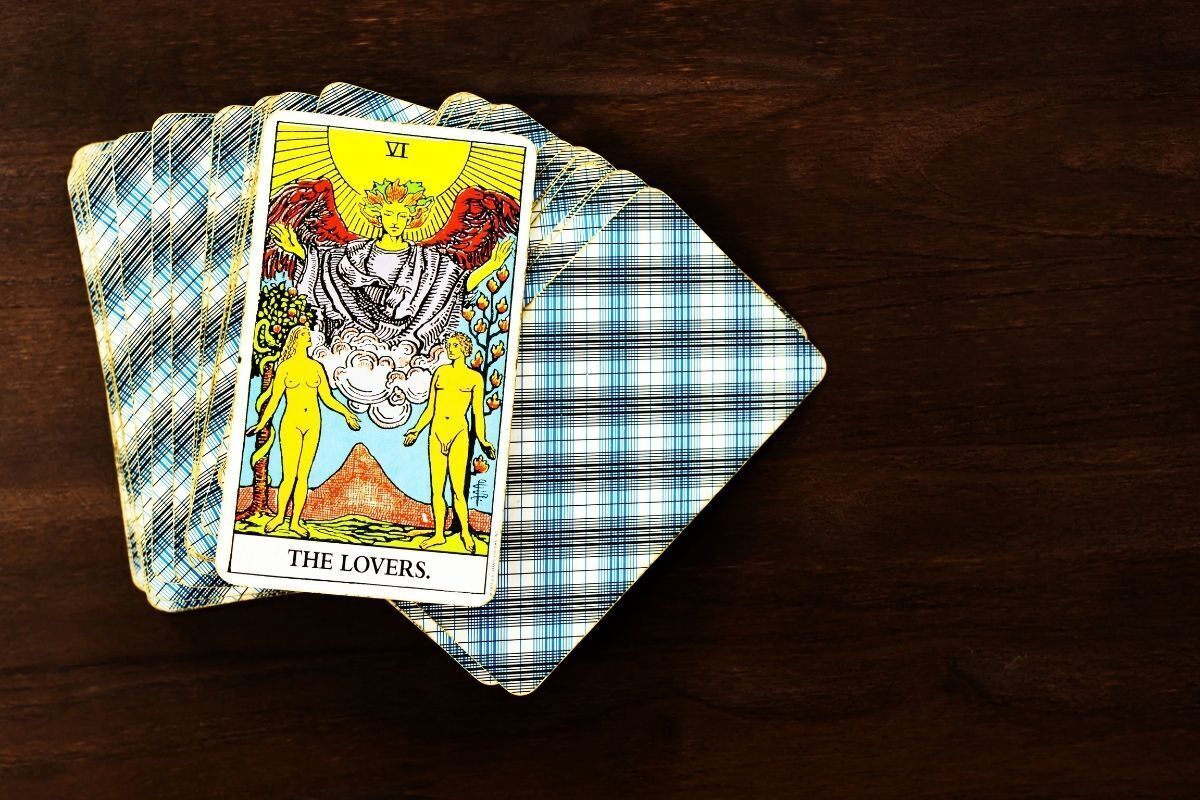 Carta "Os Enamorados" do Tarot.