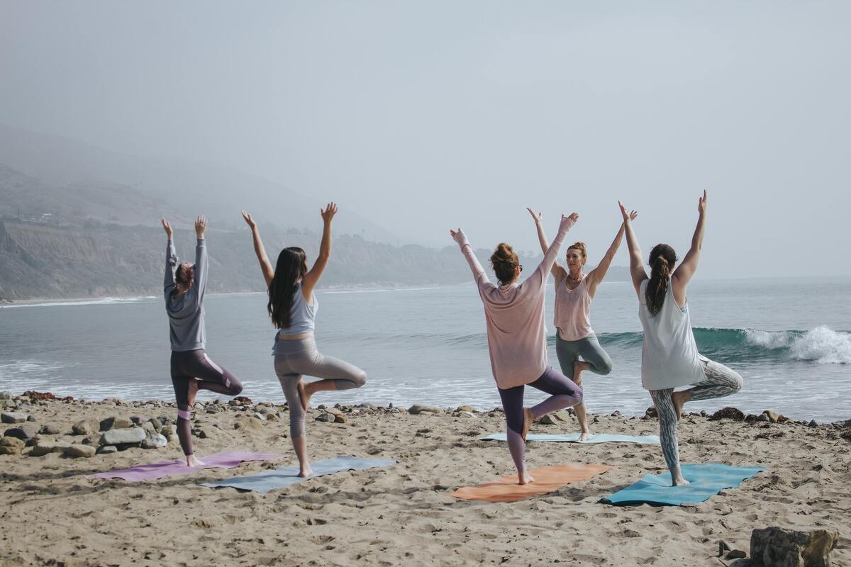 Pessoas praticando yoga.