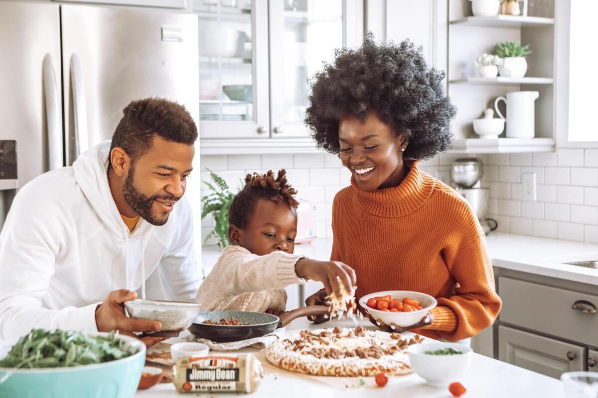 Família cozinhando junto.