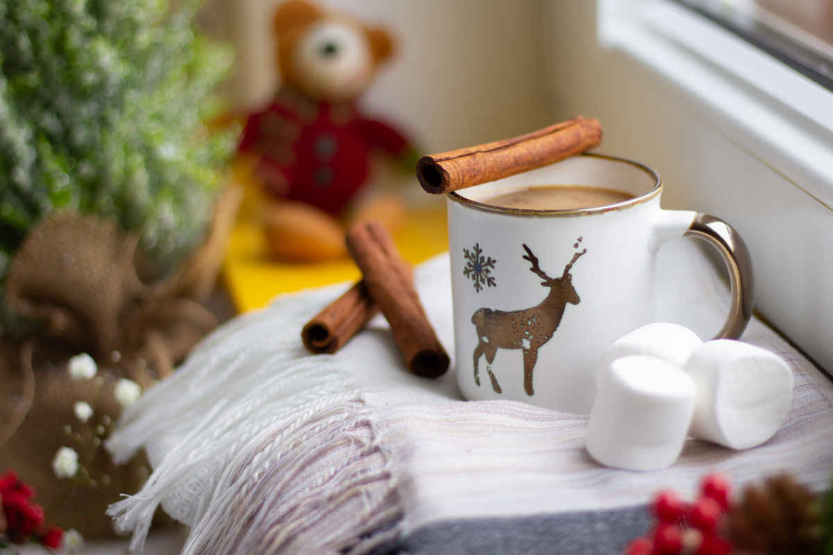 Caneca com chá de canela.