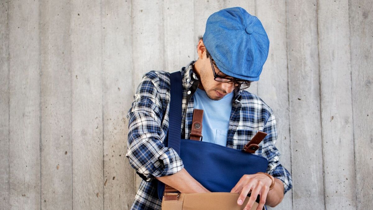 Homem mexendo na bolsa.