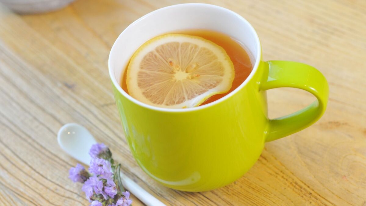 Caneca com chá de laranja.