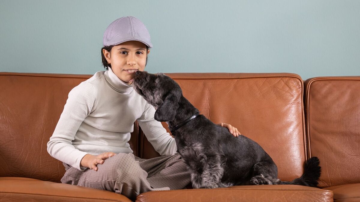 Cachorro roubando um beijo do dono.