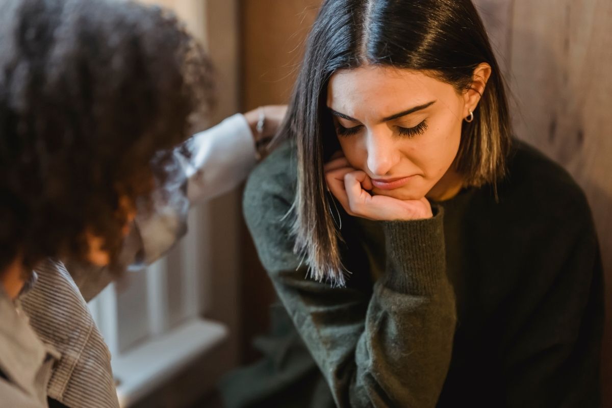 Mulher consolando sua amiga demonstrando empatia