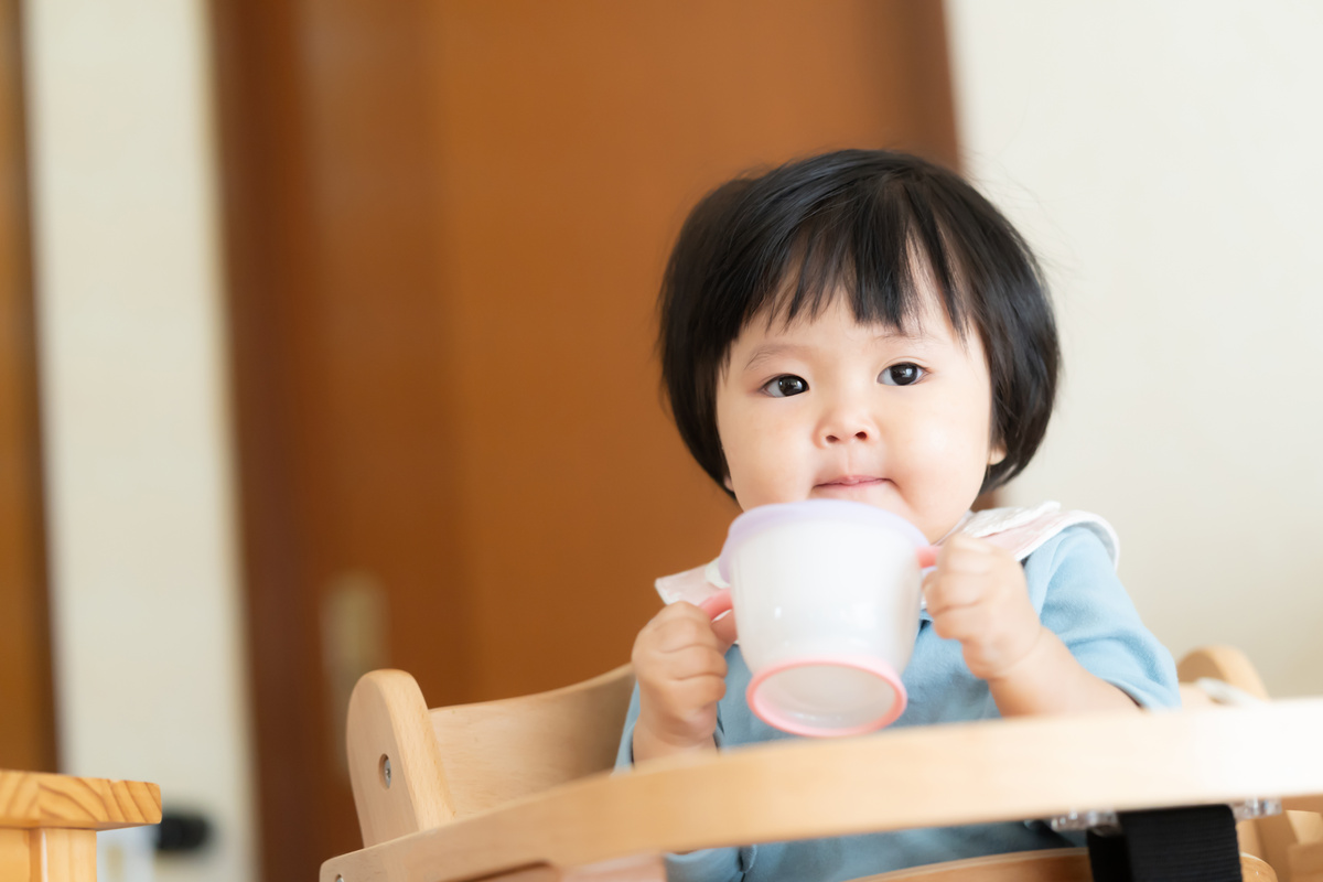 Bebê tomando chá de poejo