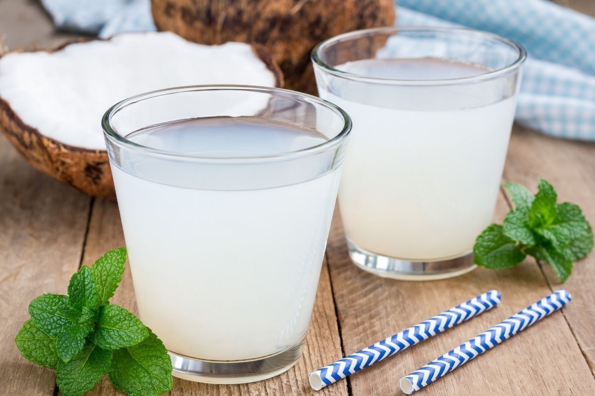 Suco detox de água de coco