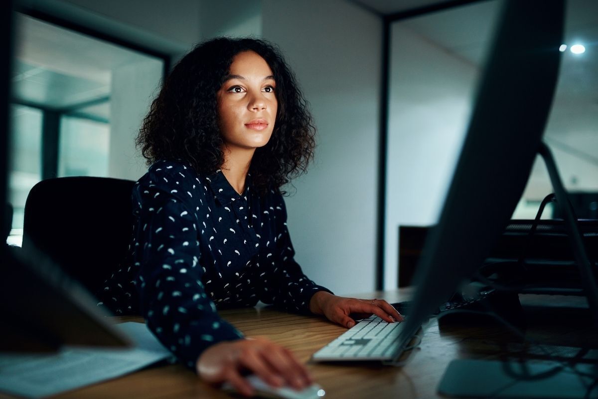 Mulher focada no trabalho