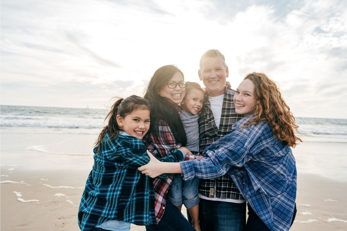 Família reunida na praia