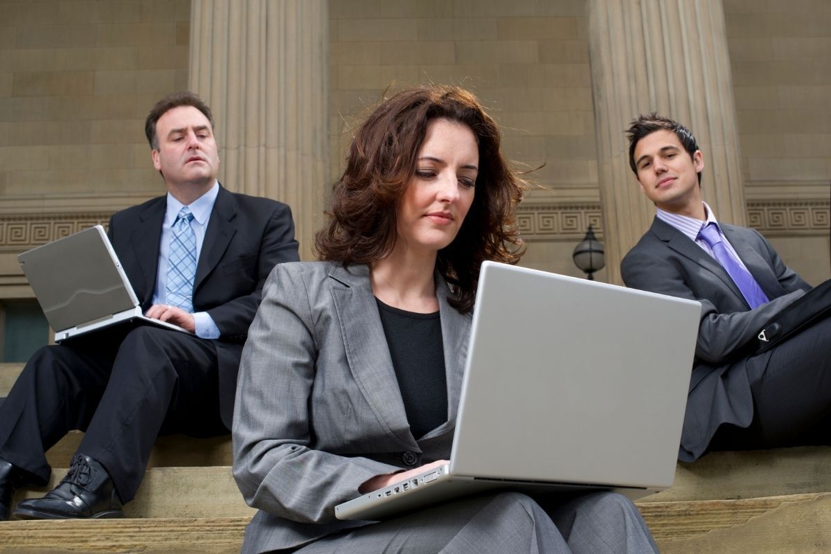 Homens com inveja da colega de trabalho