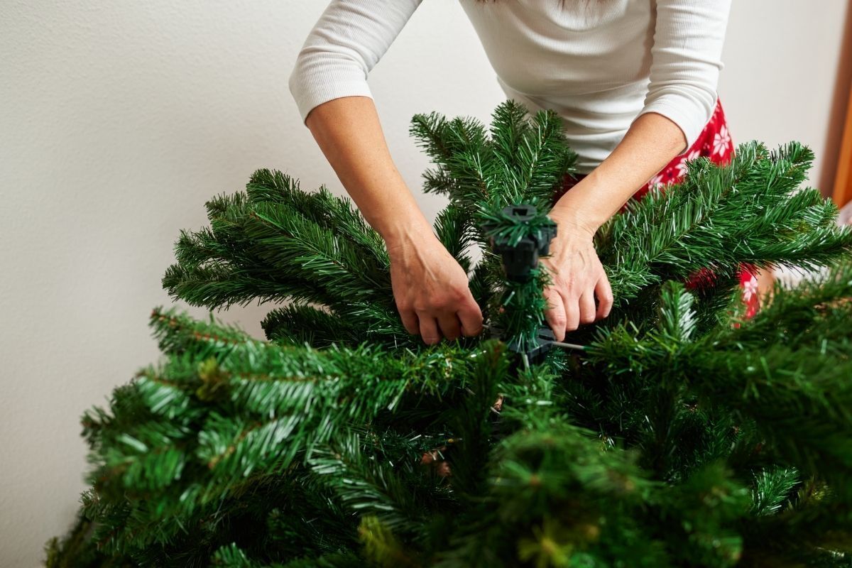 Mulher montando uma árvore de Natal