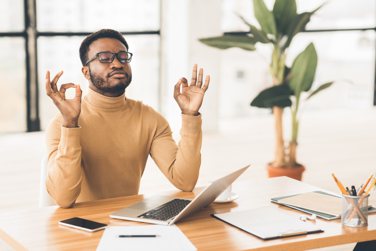 Homem meditando no trabalho