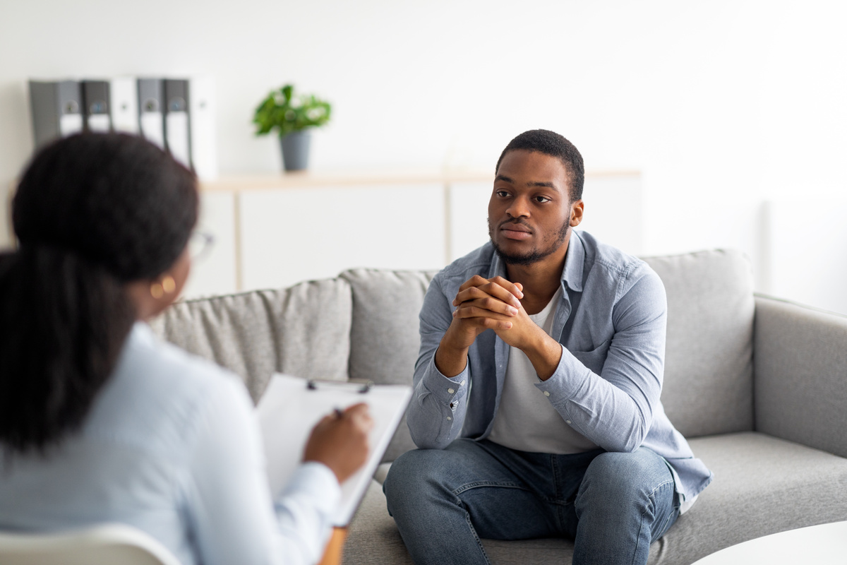 Homem se consultando com terapeuta