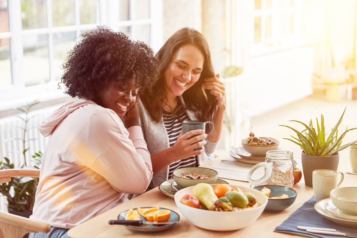 Amigas comendo refeição saudável