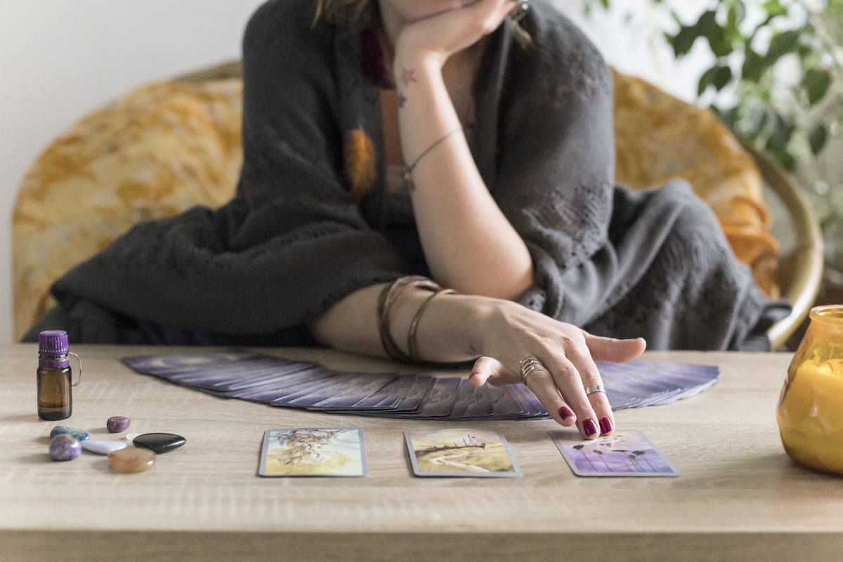 Mulher fazendo tiragem de cartas no baralho cigano