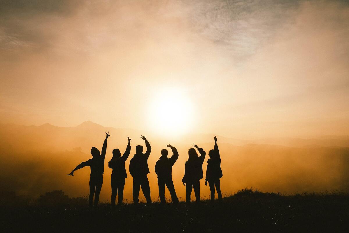 Pessoas no topo de uma montanha.