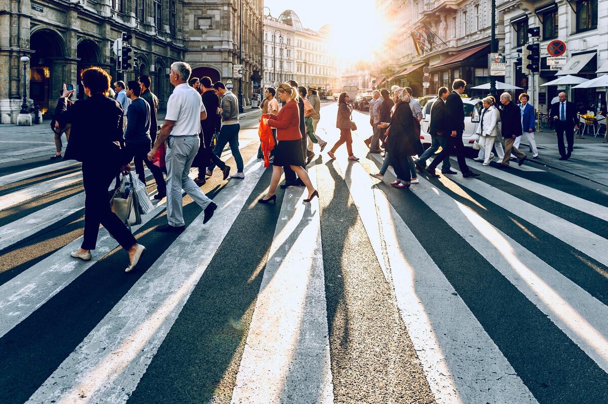 Pessoas atravessando a rua.