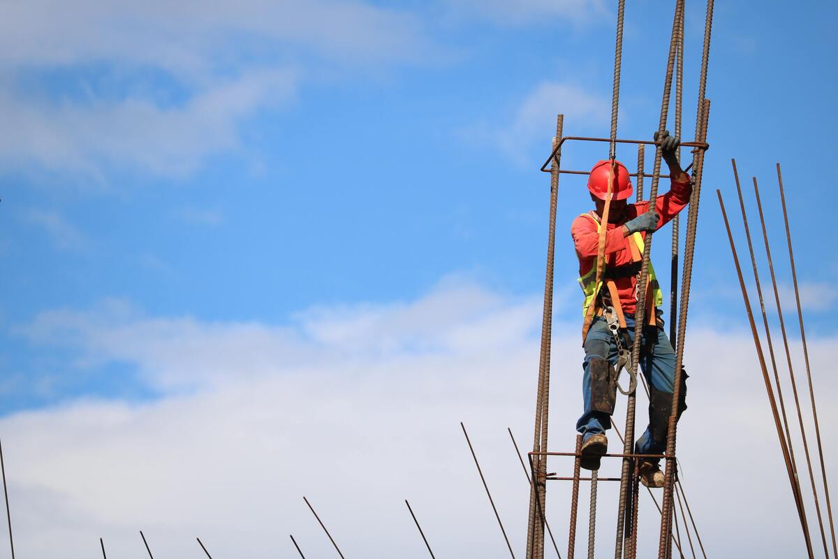 Homem construindo casa.