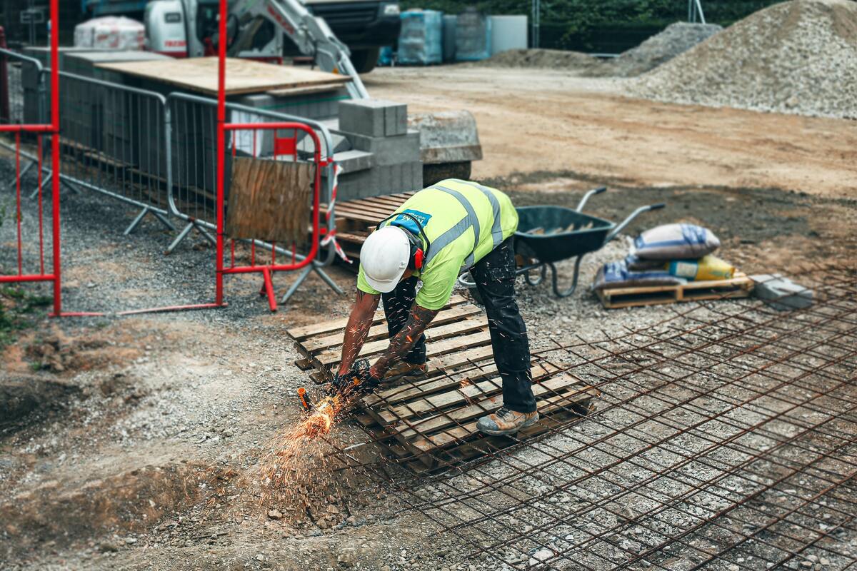 Homem construindo casa.