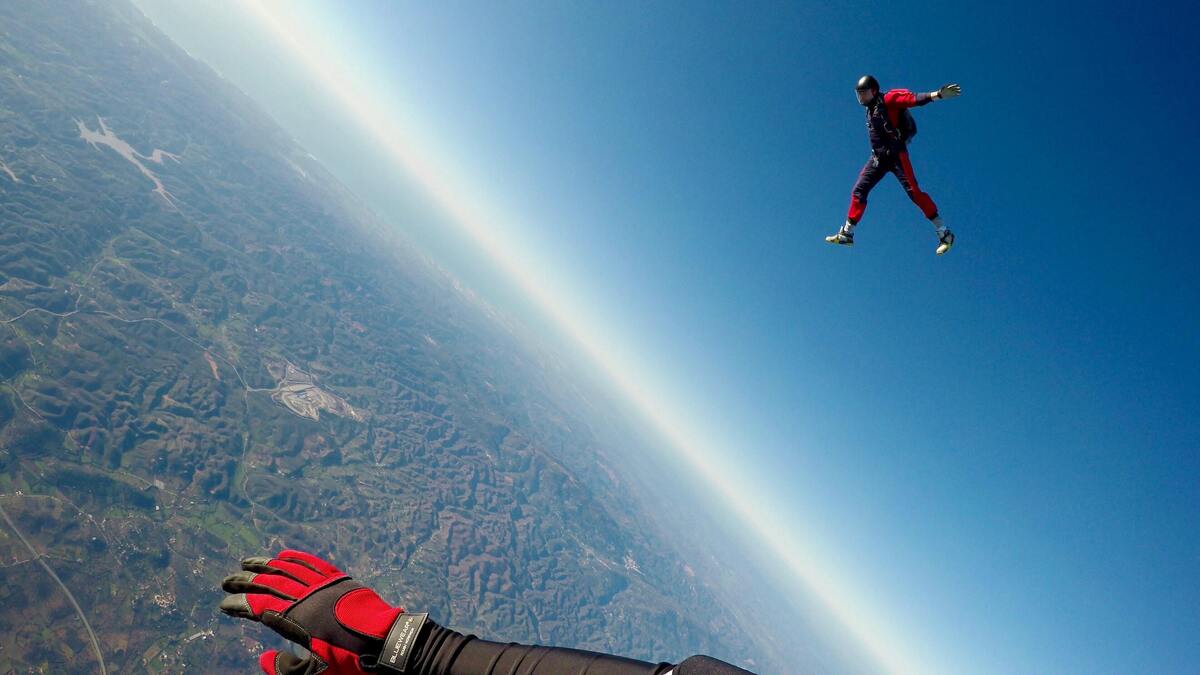 Homem pulando de um avião.