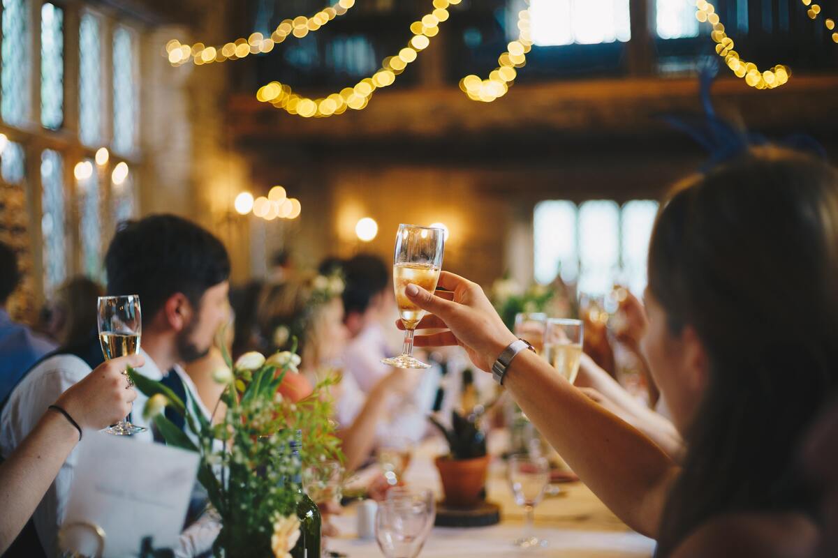 Convidados de um casamento fazendo brinde.