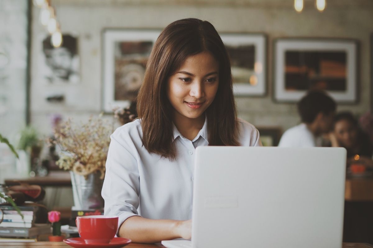 Mulher com foco no trabalho em um laptop