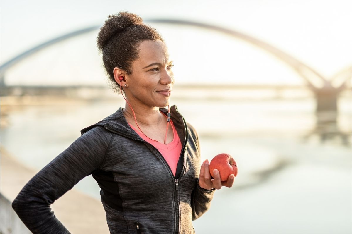 Mulher cuidando da saúde ao praticar exercícios e físicos e boa alimentação